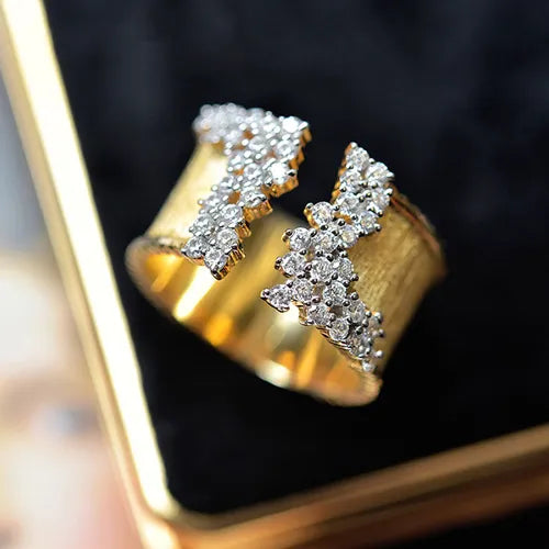 Anel largo vintage banhado a ouro com zircónias cúbicas
