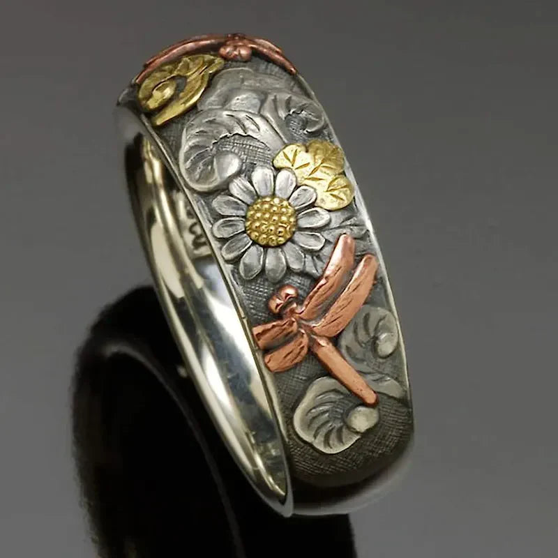 Anillo vintage de diseño con girasol y libélula en metales mixtos