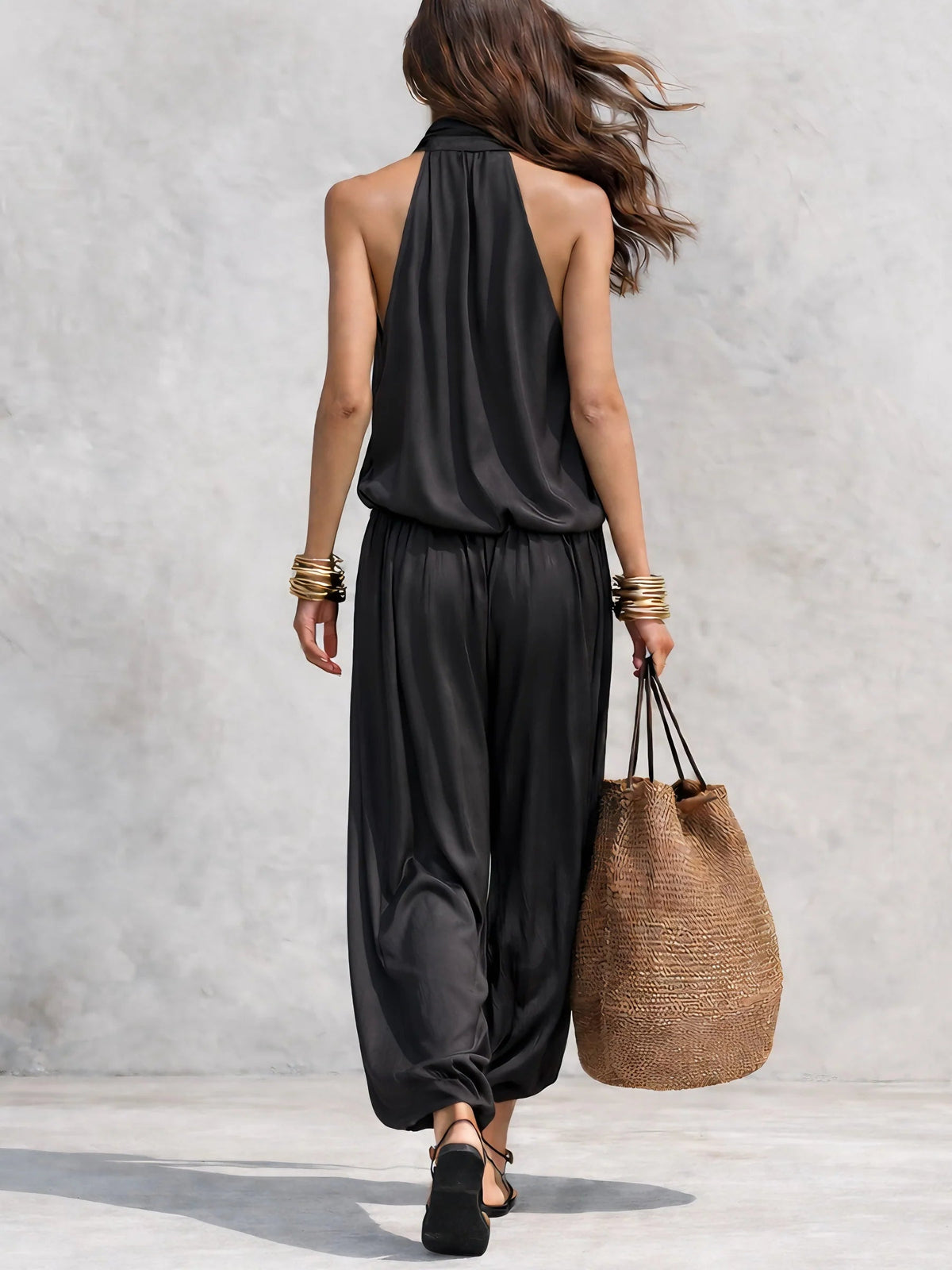 Conjunto Serena com top de decote halter e calças plissadas