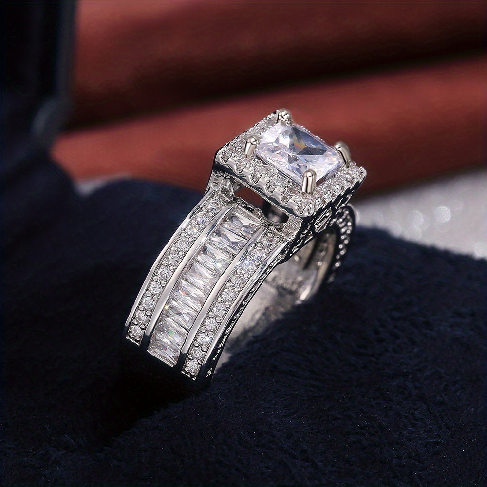 Elegante anillo cuadrado de circonita con circonia cúbica radiante