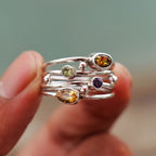 Anillo bohemio apilable con piedras multicolores