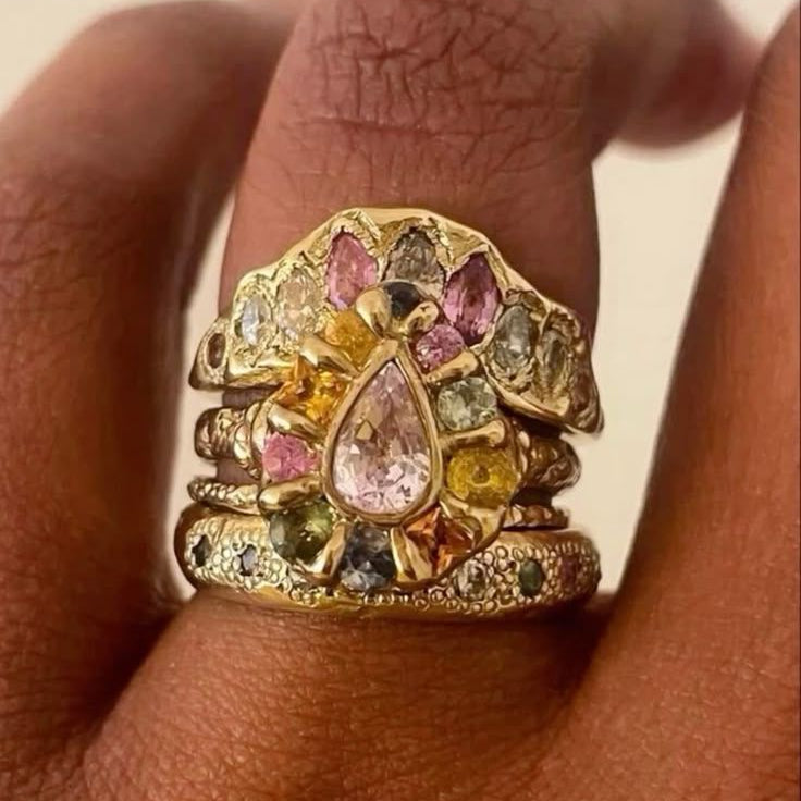Anel dourado forjado com pedras coloridas para cocktail