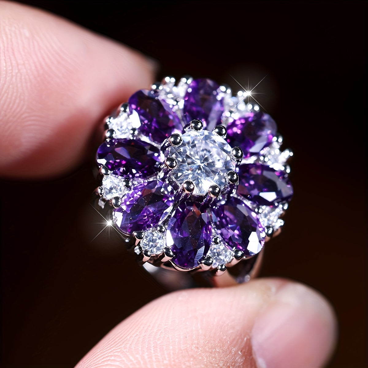 Anel elegante e vistoso com flor de zircónias roxas