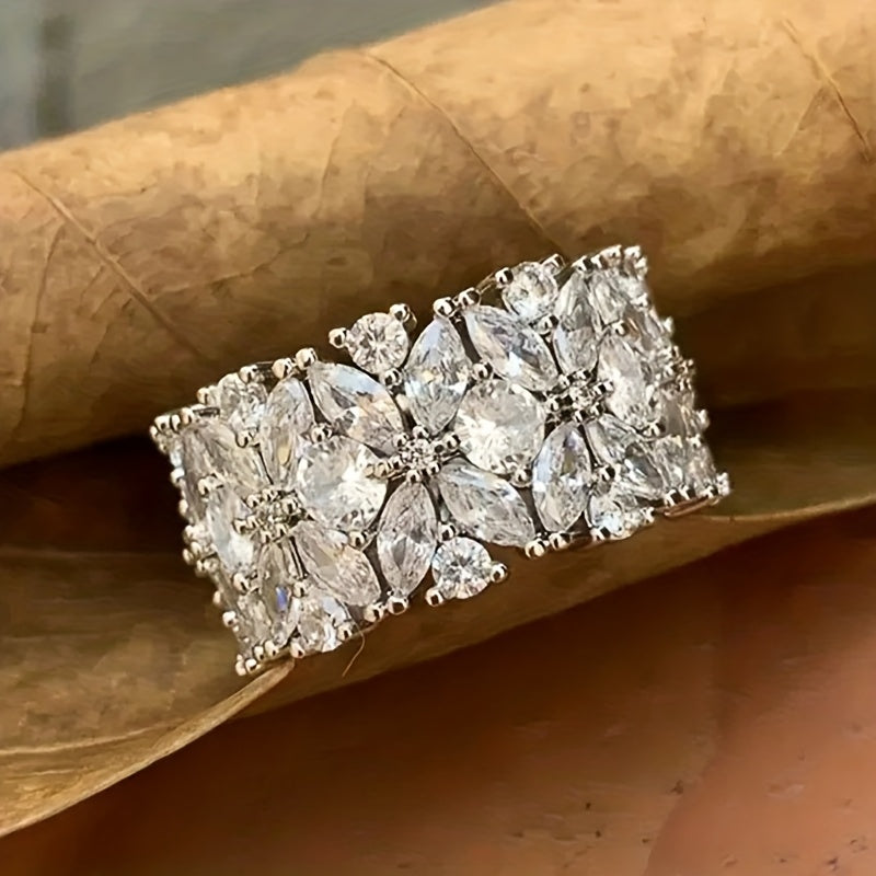 Anel largo e elegante de diamante com conjunto floral de zircónias