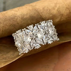 Anel largo e elegante de diamante com conjunto floral de zircónias