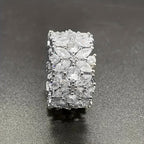 Anel largo e elegante de diamante com conjunto floral de zircónias