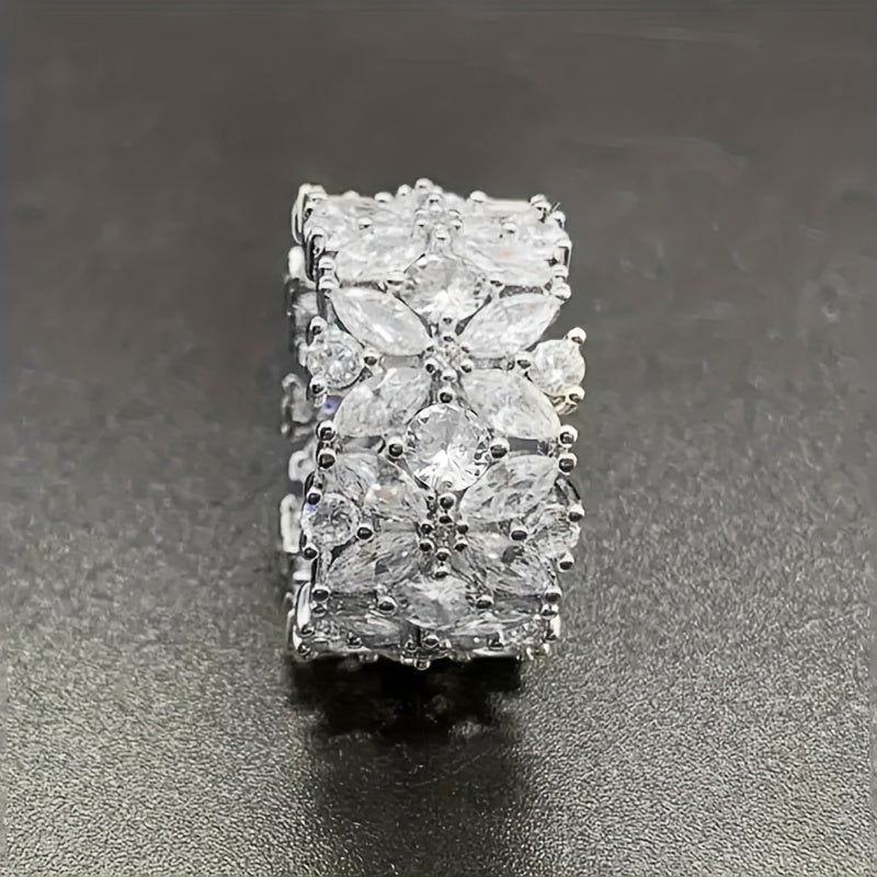 Anel largo e elegante de diamante com conjunto floral de zircónias