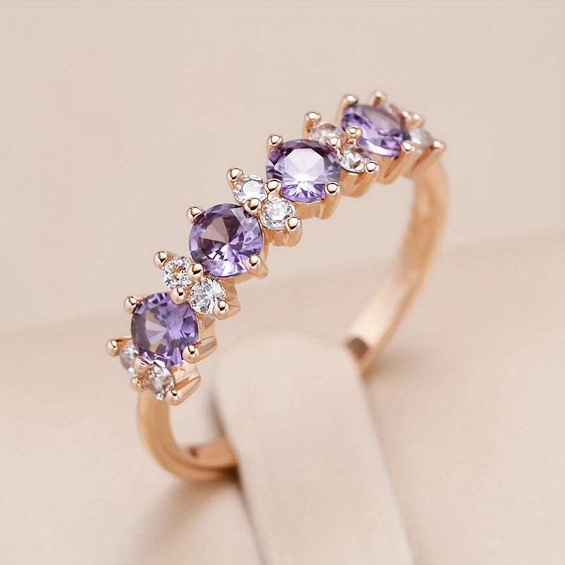 Elegante anillo de banda con circonita púrpura y detalle de diamante