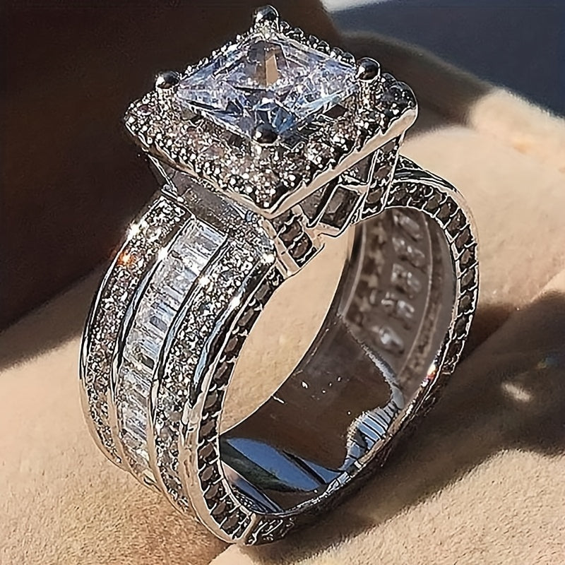 Elegante anillo cuadrado de circonita con circonia cúbica radiante