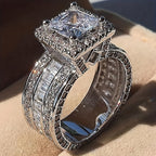 Elegante anillo cuadrado de circonita con circonia cúbica radiante