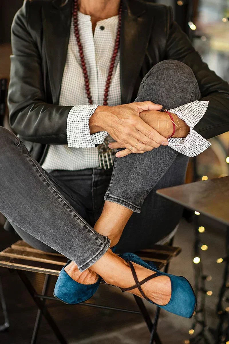 Zapatos elegantes de tacón medio con tira