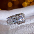 Elegante anillo cuadrado de circonita con circonia cúbica radiante