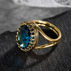Anel elegante banhado a ouro com pedra azul oval