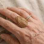 Anillo llamativo dorado, escultórico y en espiral, Vortex