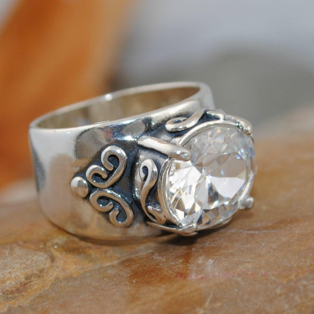 Anillo vintage de plata con una sola piedra llamativa