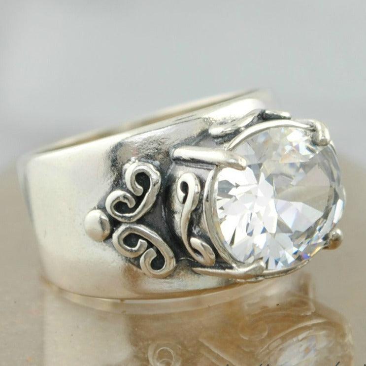 Anillo vintage de plata con una sola piedra llamativa