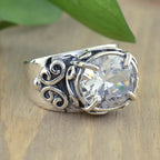 Anillo vintage de plata con una sola piedra llamativa