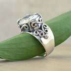 Anillo vintage de plata con una sola piedra llamativa