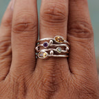 Anillo bohemio apilable con piedras multicolores