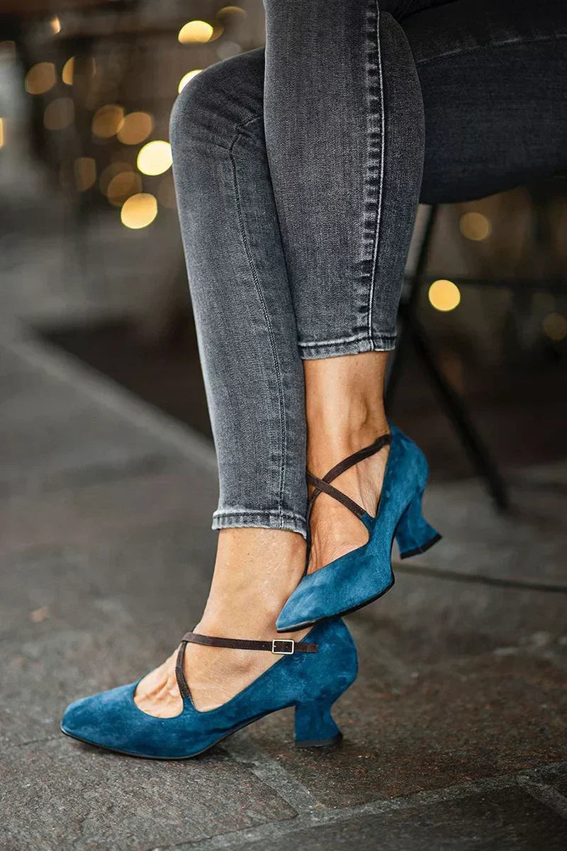 Zapatos elegantes de tacón medio con tira