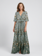 Evadne | Vestido longo floral com decote V e mangas curtas