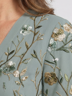 Evadne | Vestido longo floral com decote V e mangas curtas