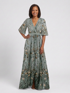 Evadne | Vestido longo floral com decote V e mangas curtas