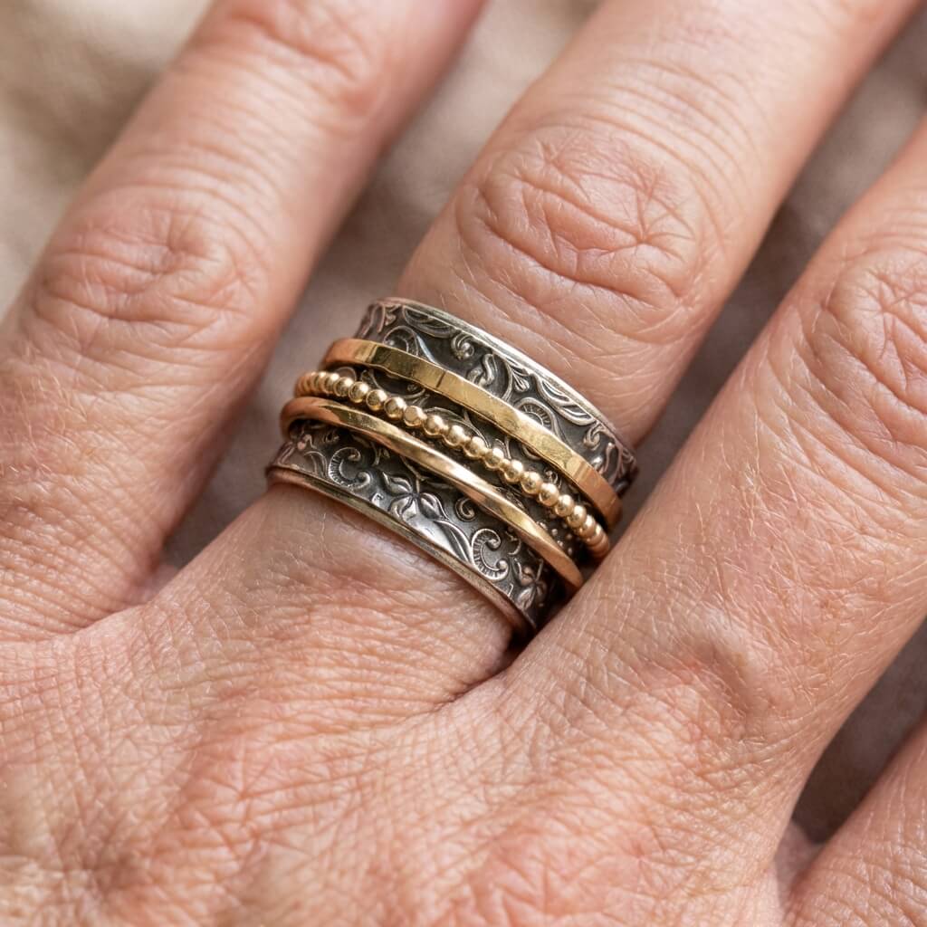 Anillo vintage de banda con textura antigua en oro y plata