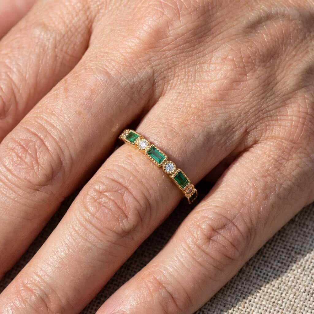 Anillo vintage dorado con cristal verde incrustado