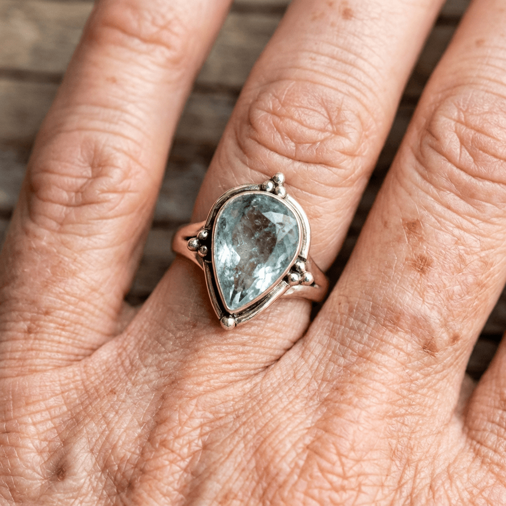 Elegante anillo vintage de circonita talla pera