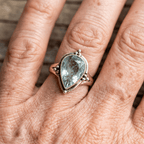 Elegante anillo vintage de circonita talla pera