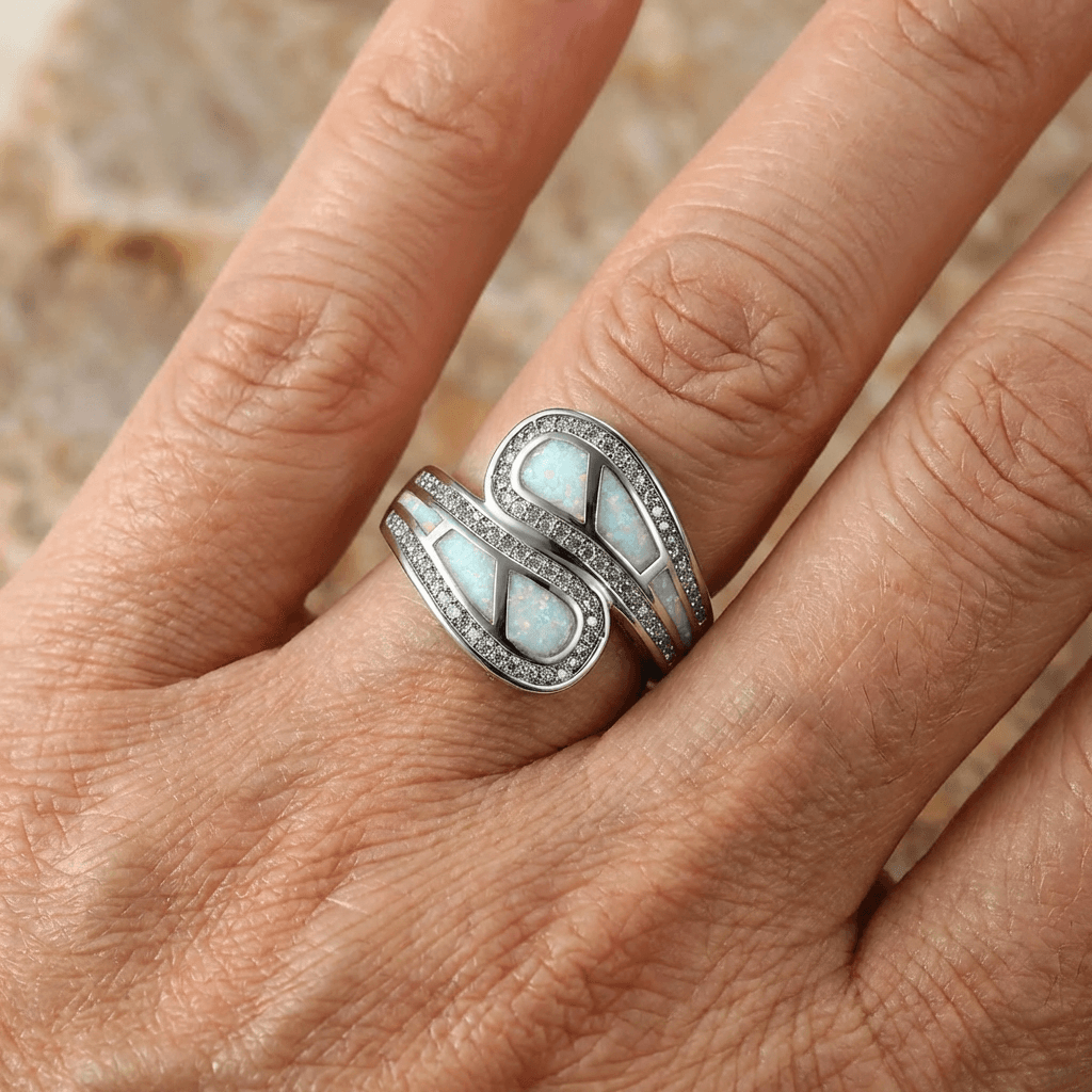 Anillo vintage bohemio de plata con piedra de ópalo blanco