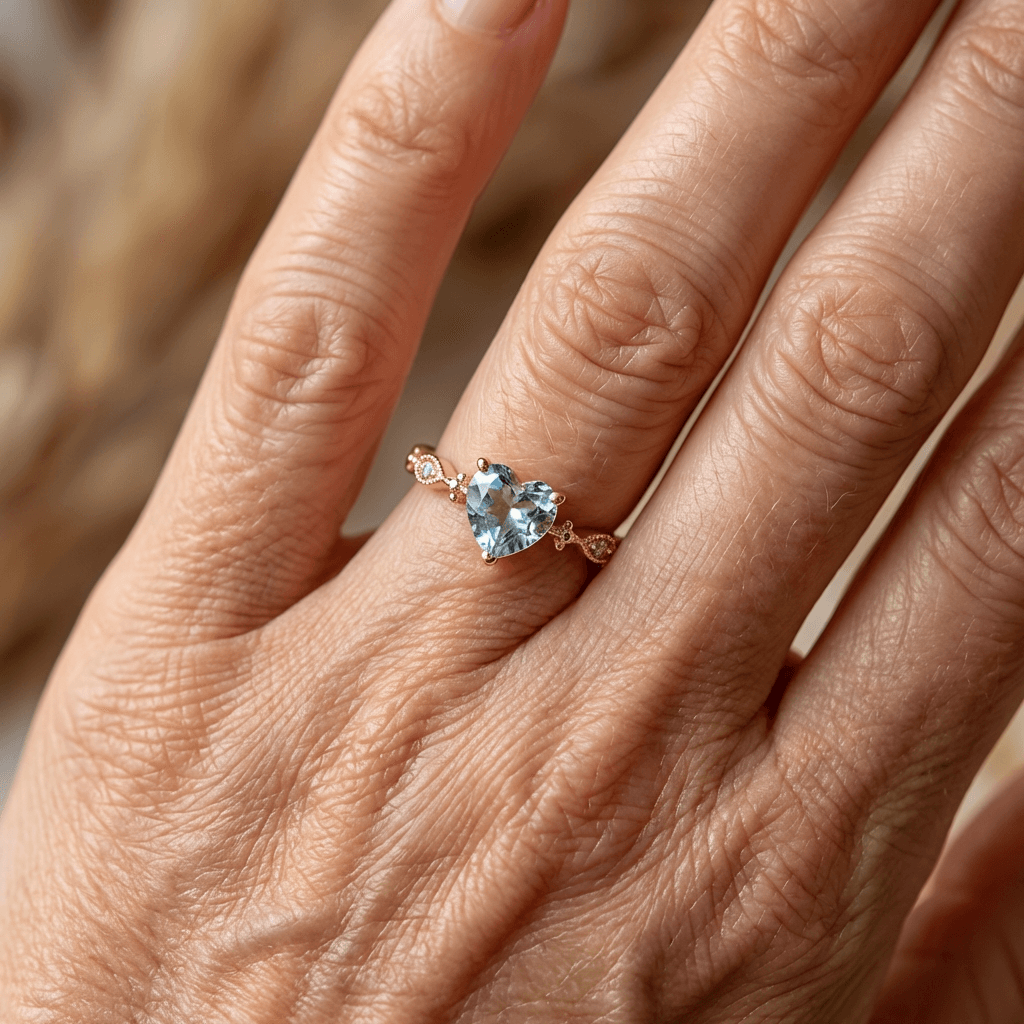 Anillo vintage minimalista dorado con circonita en forma de corazón