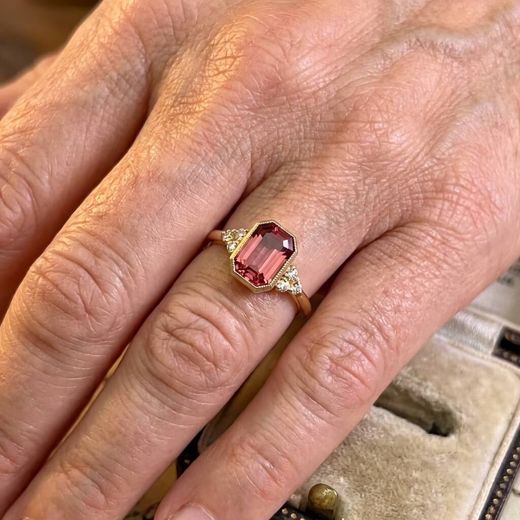 Anillo vintage geométrico dorado con circonita roja