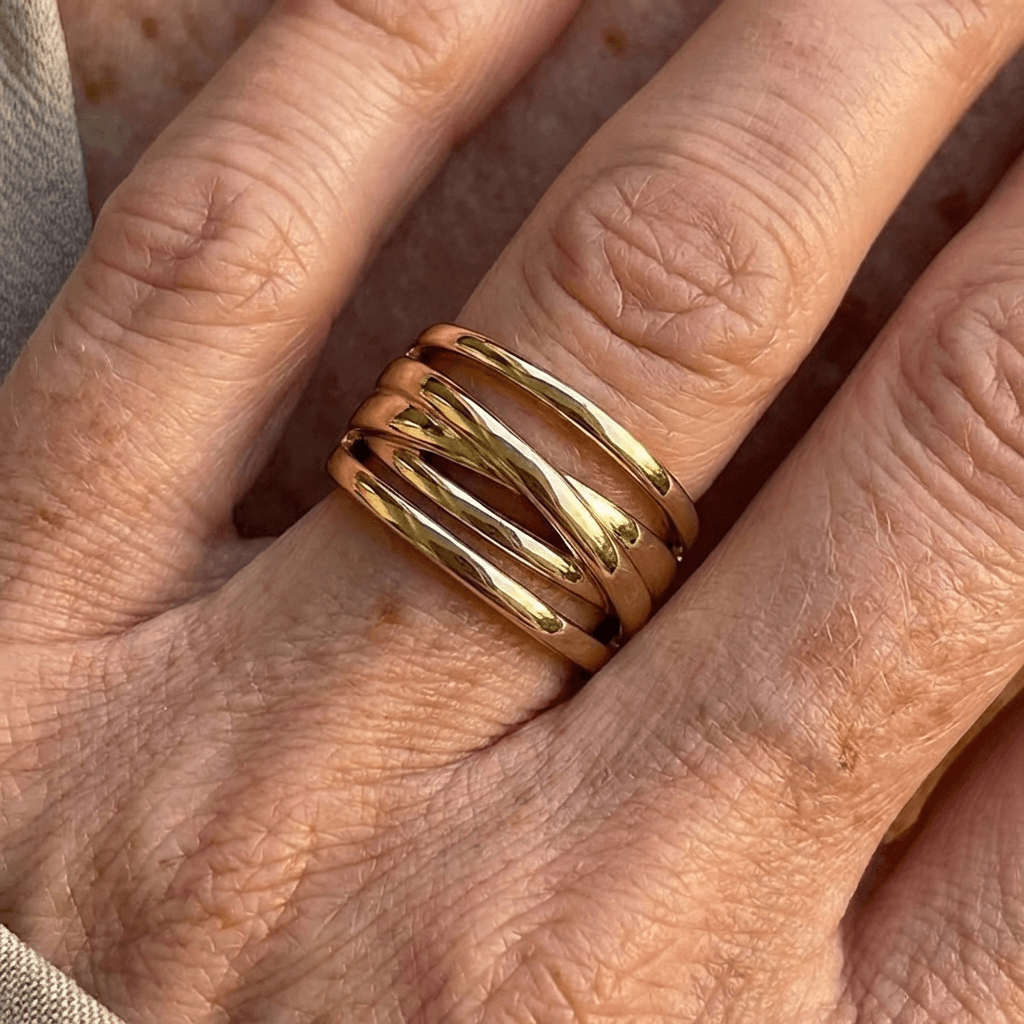 Anillo de tira retorcida