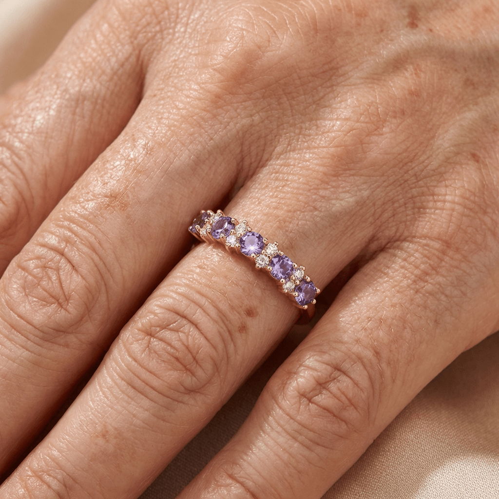 Elegante anillo de banda con circonita púrpura y detalle de diamante