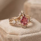 Elegante anillo dorado de granate cristalino