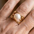 Anel vintage dourado em camadas com pérola