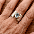 Elegante anillo retro de plata con circonita cúbica azul