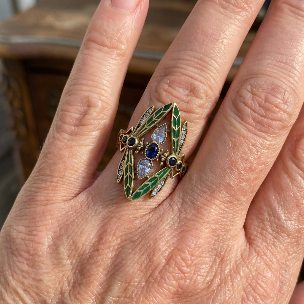 Anillo bohemio de libélula art nouveau con circonitas y baño dorado