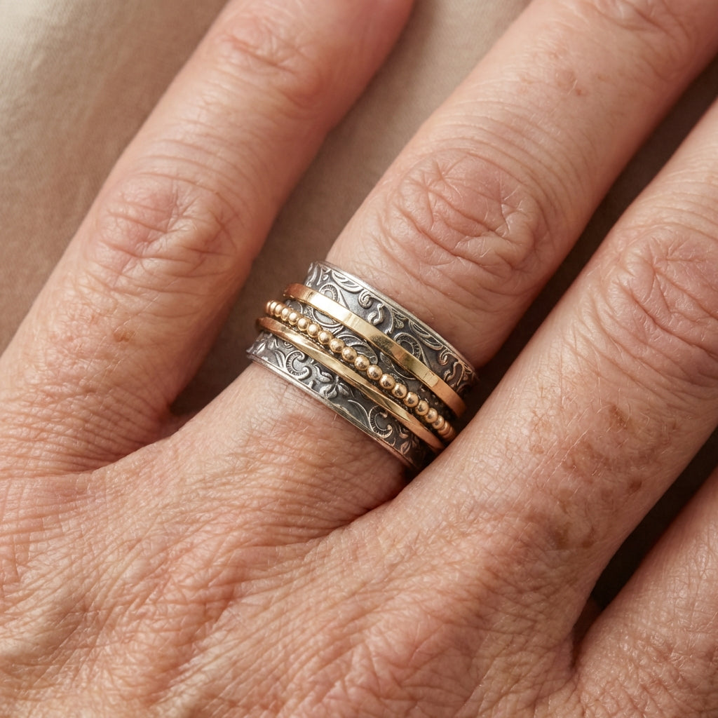 Anillo llamativo giratorio de metales mixtos con diseño de fe y amor