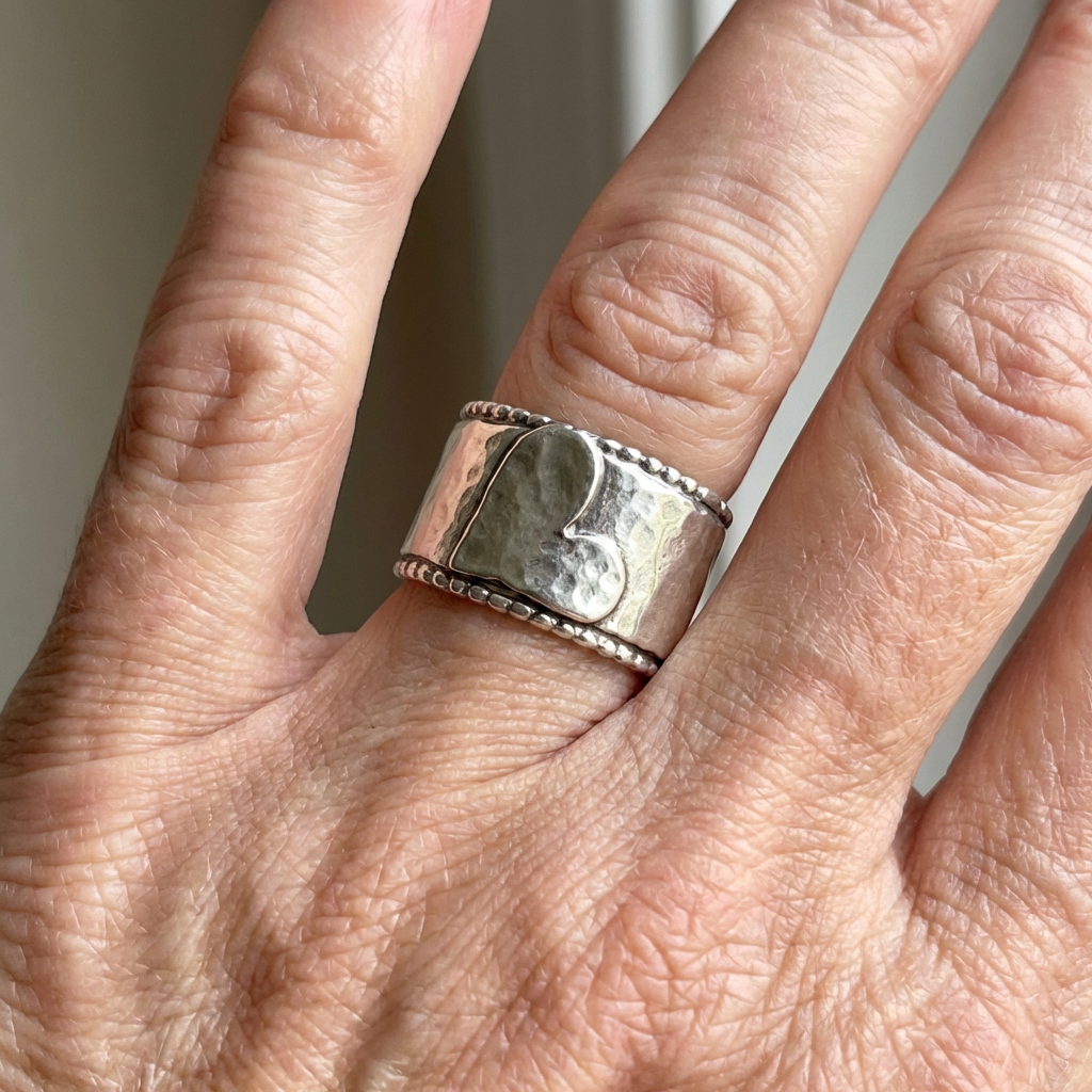 Anillo vintage artesanal de banda ancha, chapado en plata, con corazón giratorio