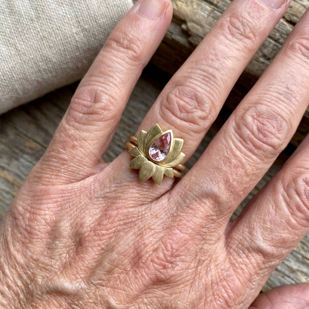 Juego de elegantes anillos vintage con flor de loto incrustada en circonitas rosas y chapado en oro