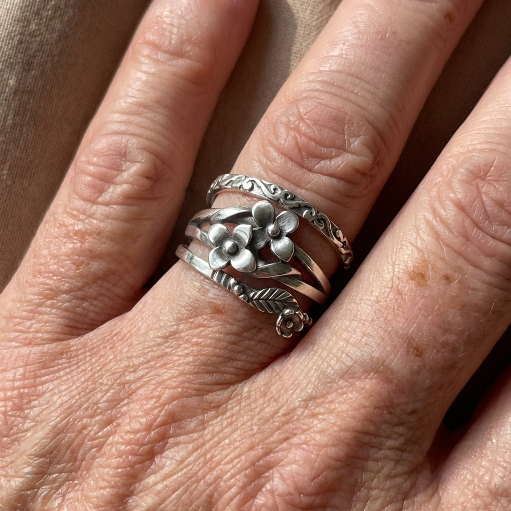 Anillo vintage de estilo bohemio con refinado motivo floral