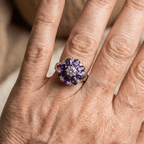Anel elegante e vistoso com flor de zircónias roxas