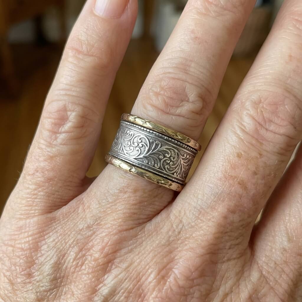 Anillo vintage bohemio de dos tonos dorado y plateado