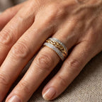 Anillo de estilo vintage con circonitas incrustadas y chapado en oro