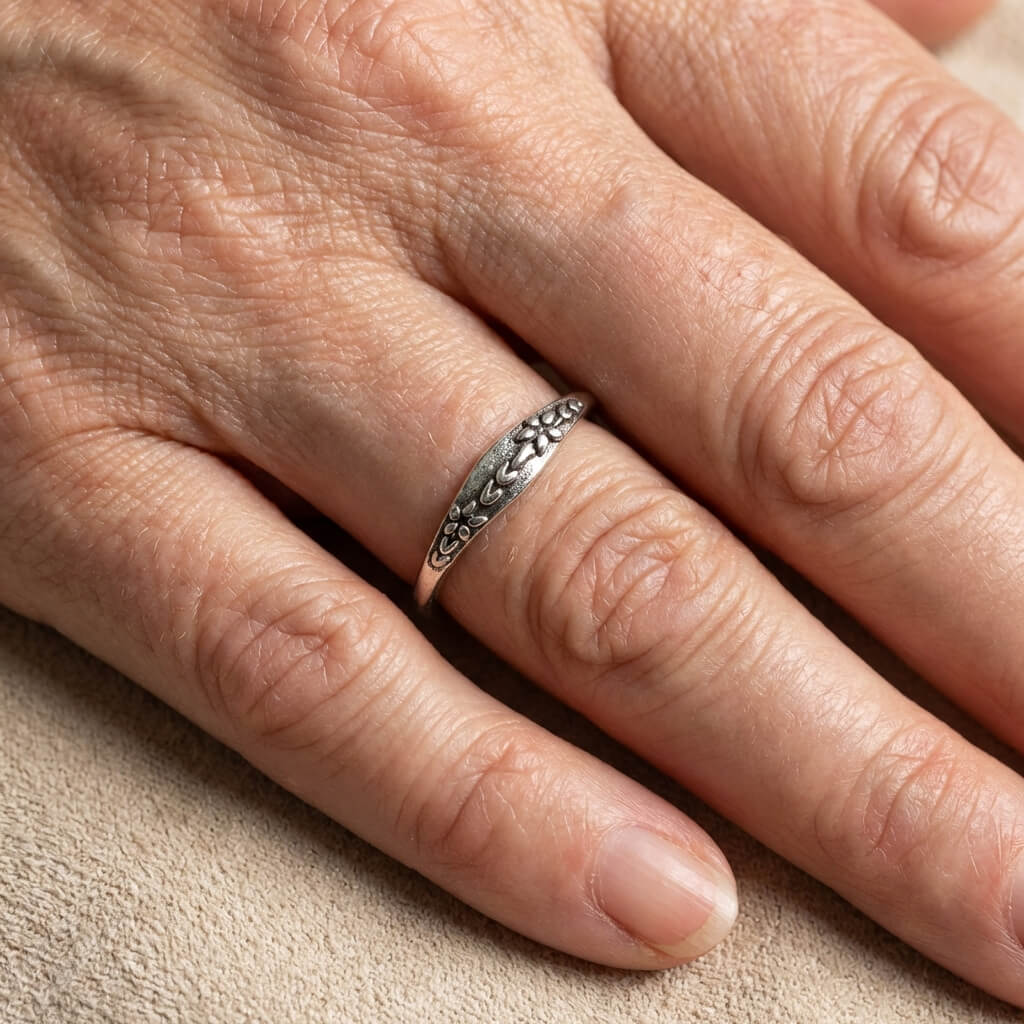 Anillo vintage decorado con flores de plantas talladas