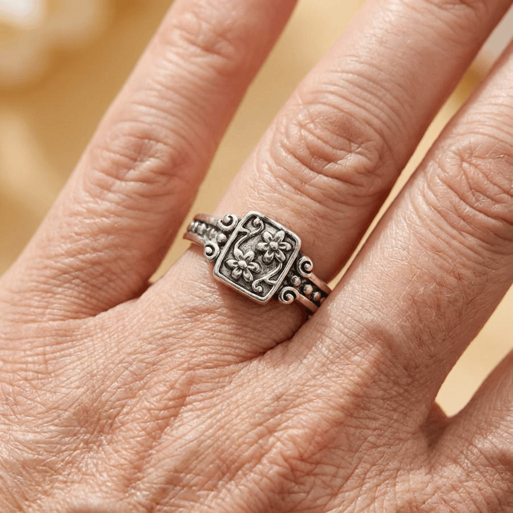 Anillo vintage bohemio con decoración de flores talladas