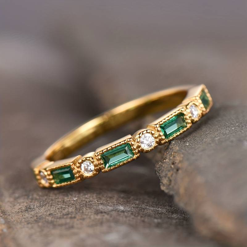 Anillo vintage dorado con cristal verde incrustado